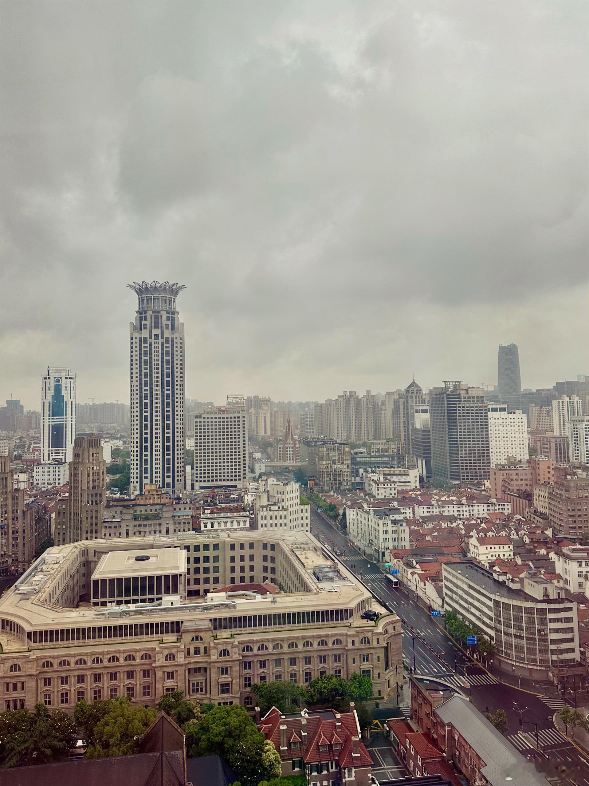 还是第一次，这样的时间，看到清晨微雨的城市这一片。  ​​​