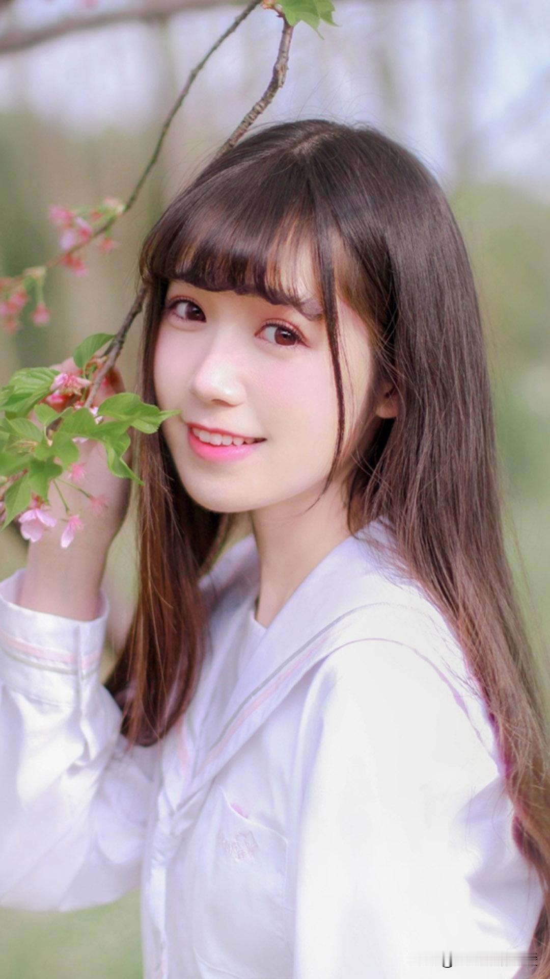 宁宁和男友谈了不到三个月的恋爱两人便想结婚了，周末，男友提着东西到宁宁家求婚，宁