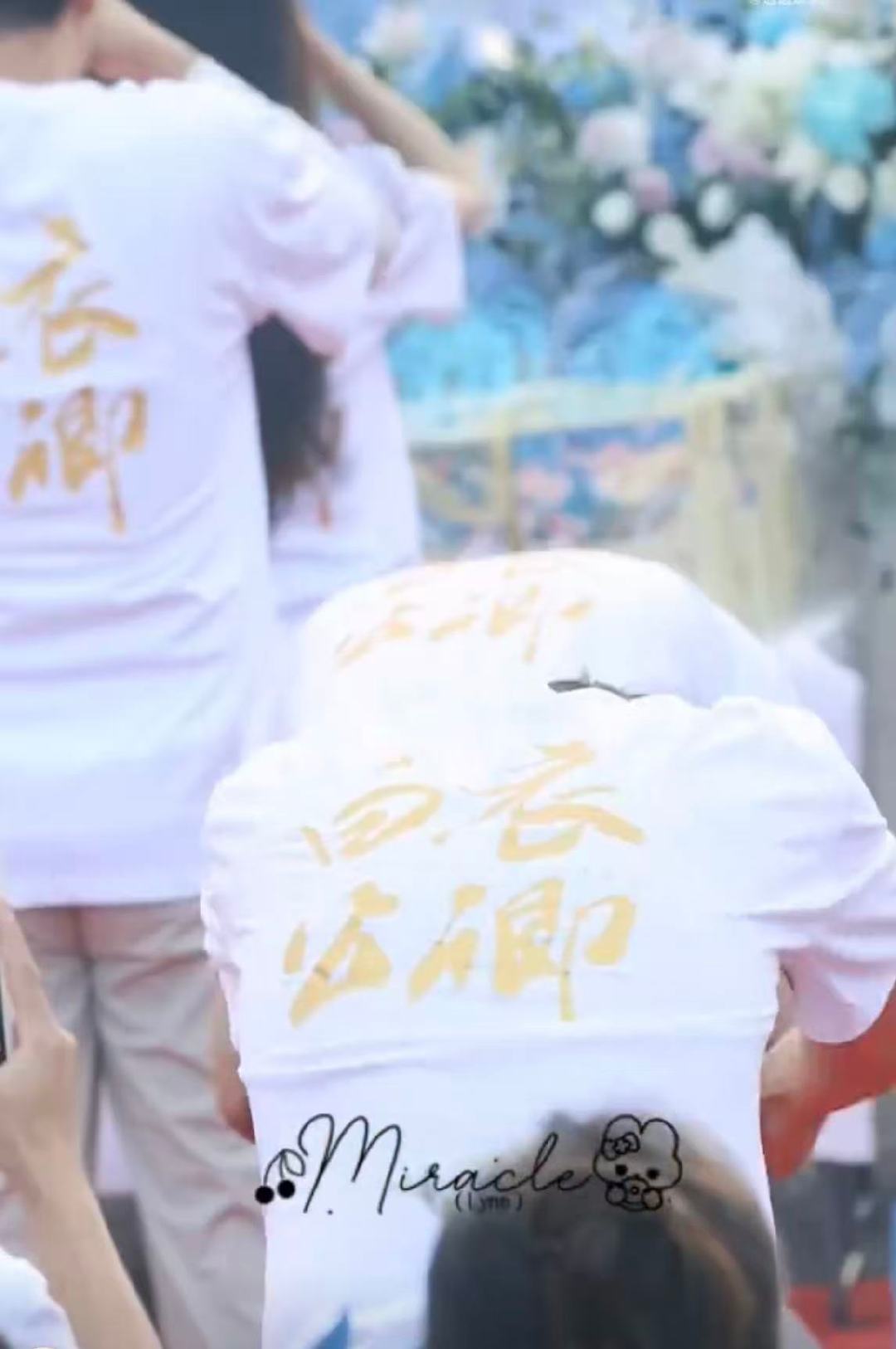吴俊霆白衣公卿开机路透家人们，吴俊霆前脚《一个好天气》杀青，这就无缝进《白衣公卿