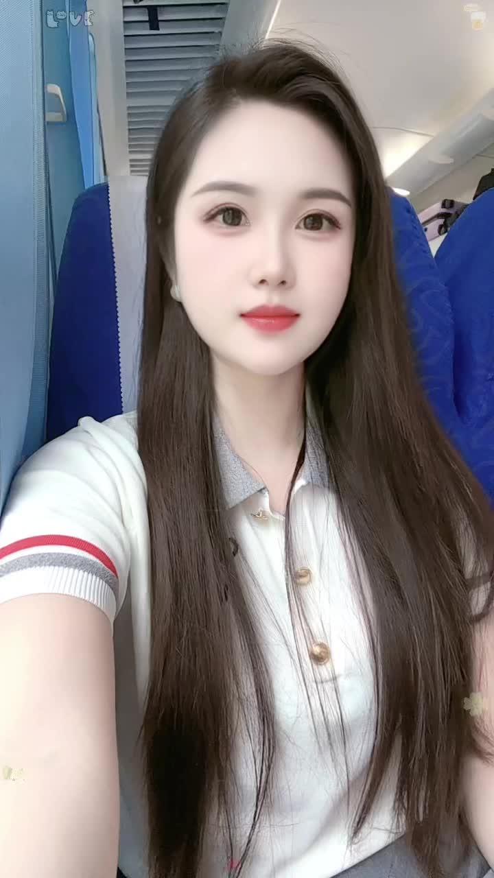 有些事，不能言不能语，只能自己默默承受，一个人的路，一个人走，一个人的...