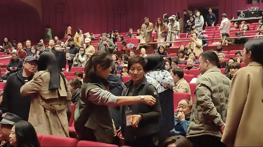 邓婕真是个好妻子，张国立话剧首演她忙前忙后，既要慰问前来观看话剧的好朋友，还得在