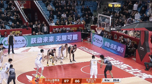 周琦8罚0中吉林男篮vs北京男篮 周琦8罚0中……关键时刻北京落后1分，给机会不