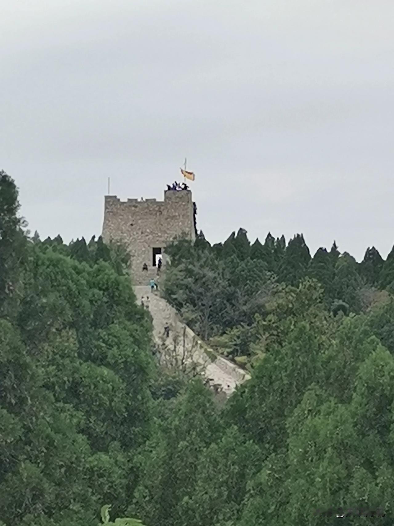 这是齐长城，虽然是修复的。。