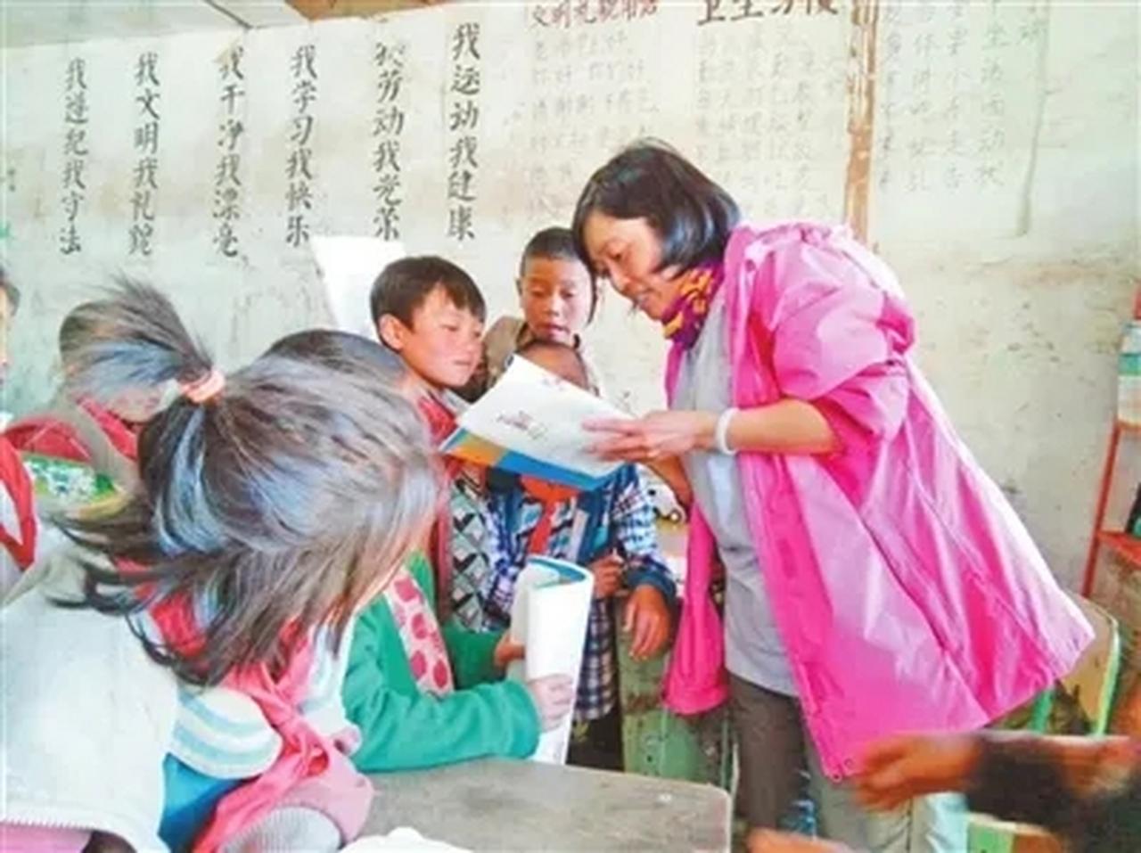 据人民网报道，一个手握大校军衔、拥有高级工程师职称的退役空军女军官，刚在重庆渝北