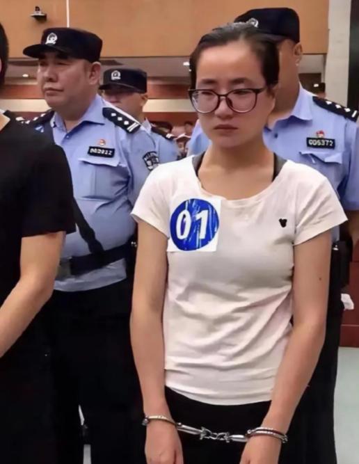 2019年，正在读硕士的杨春燕，在教室上课时被警方带走。老师一脸惊讶地说：“是不