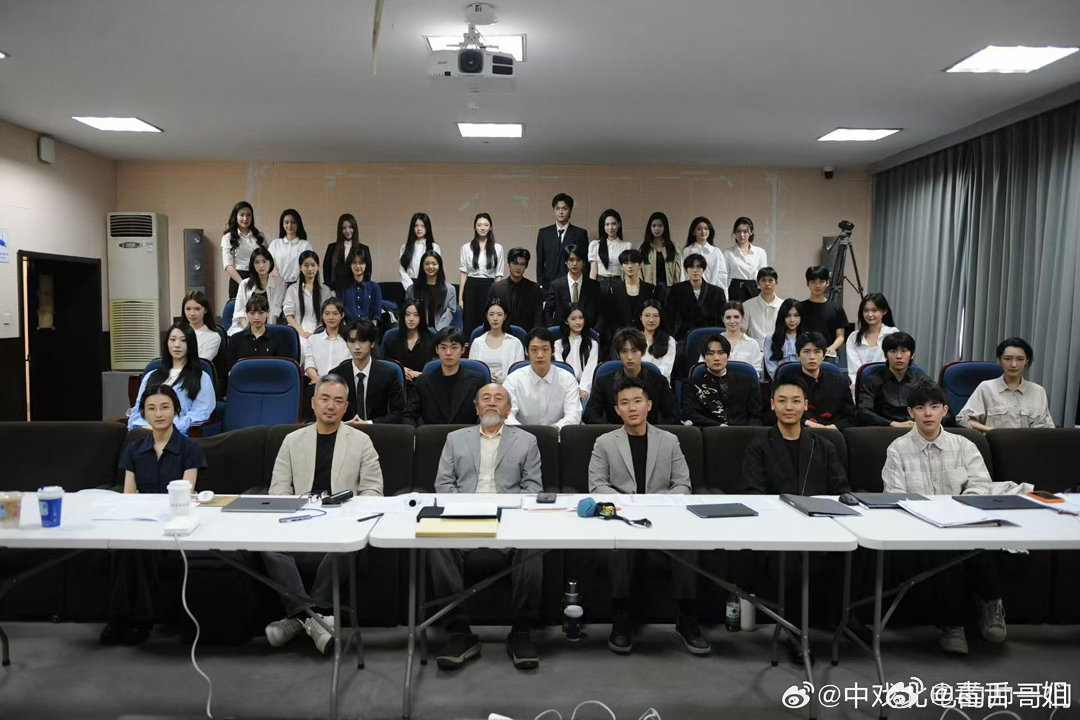 张子枫和北电22级表演专业合影张子枫北电22级表演专业答辩老师北电22级表演班毕