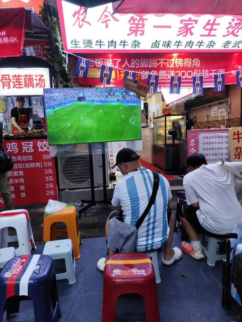阿根廷赢了但把疲惫写在脸上惊险拿下晋级名额的阿根廷难见狂喜，球员个个倦态尽显，梅