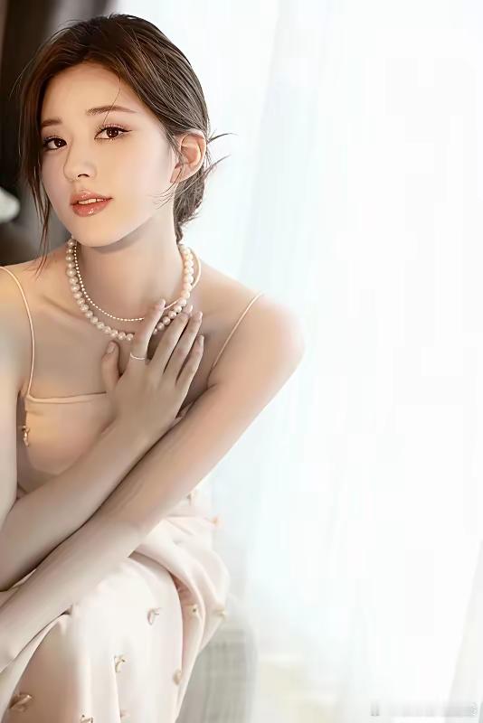 赵露思这一招玩得真妙公司对她冷处理，她却直接来了个出其不意之举。干脆甩掉包袱去做