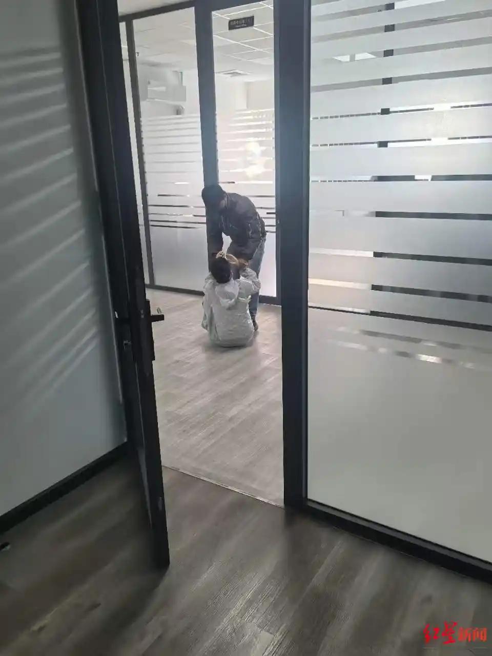 越南出大事了！三名中国籍员工不肯接下烫手山芋，主管当场宣布将他们开除，还掏出空白