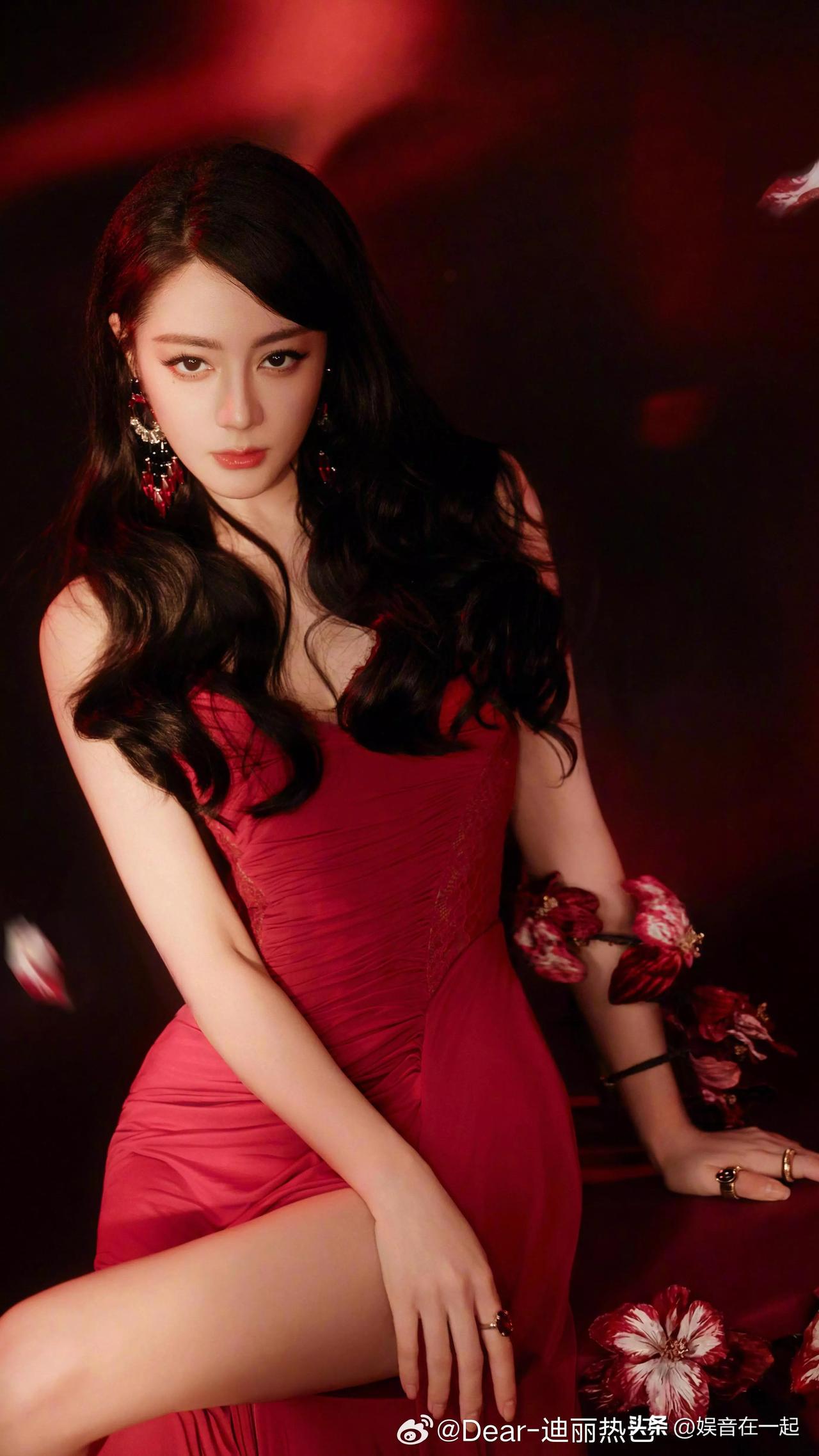 近日迪丽热巴和嘉行传媒的关系成了热门话题。网传她与嘉行解约或合约到期，嘉行回应是