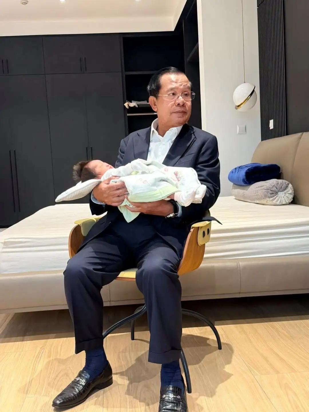 洪森亲王抱着出生不到一个月的婴儿孙女，多幸福。可是这个孩子头发也太长了吧。
洪森