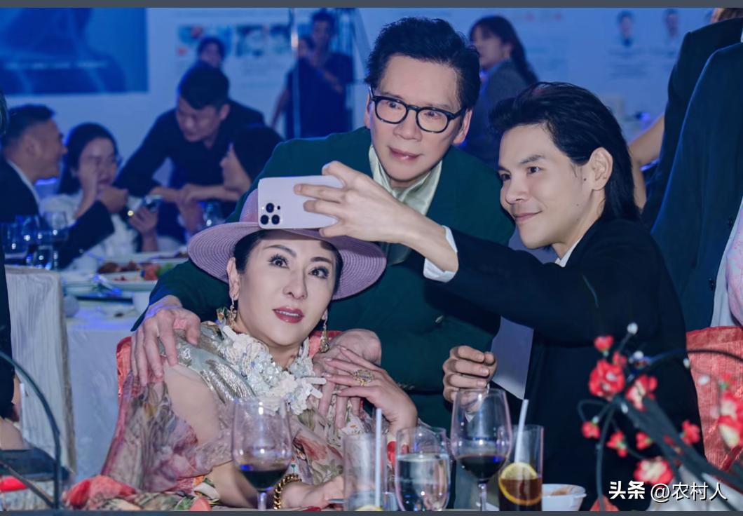 2025年，向华强一家三口参加美国亚裔传统月十周年庆祝晚宴时，留下了一张温馨的合