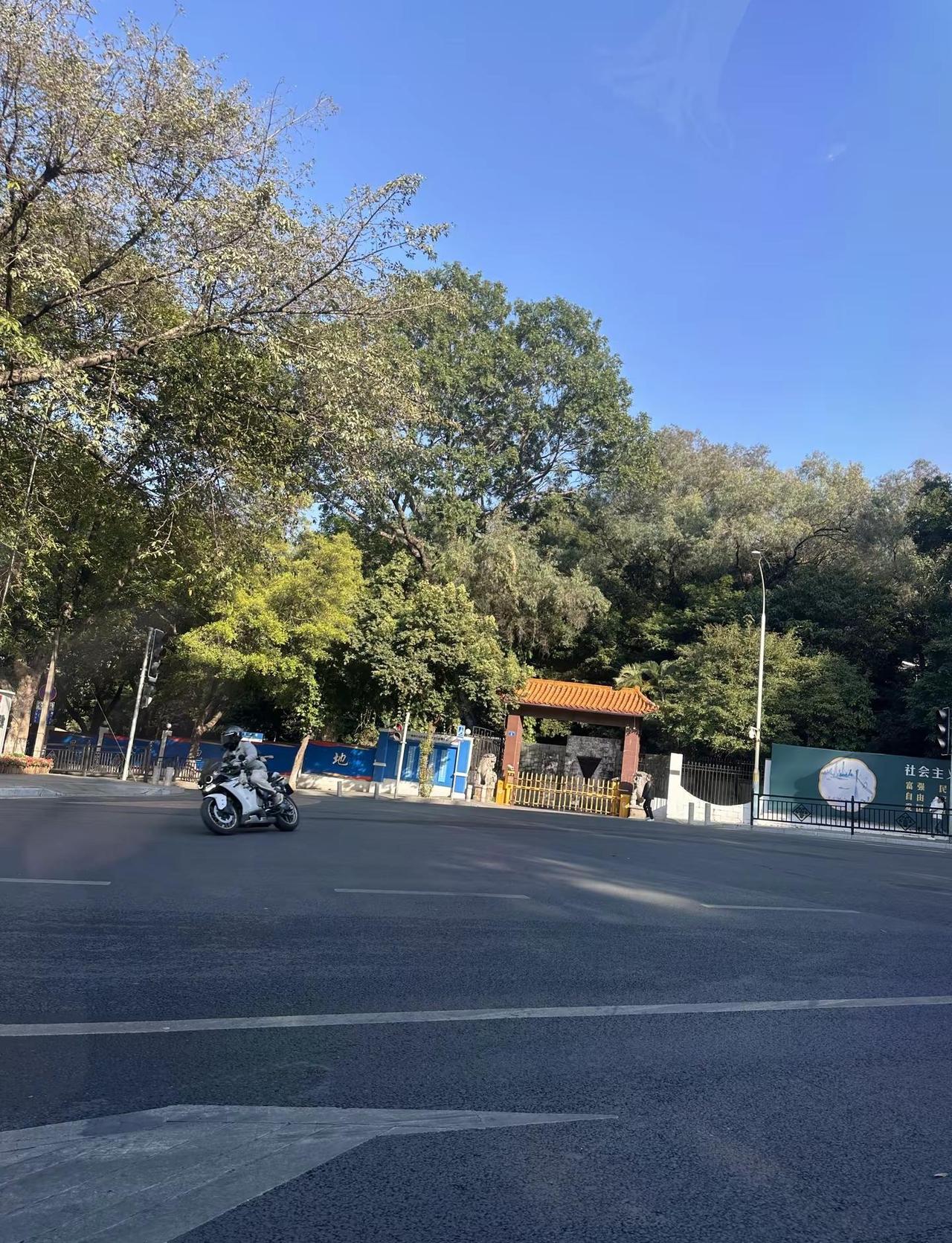 当普通人穿张凌赫同款大衣时 难怪都说明制汉服显贵气 跟着易烊千玺学穿搭