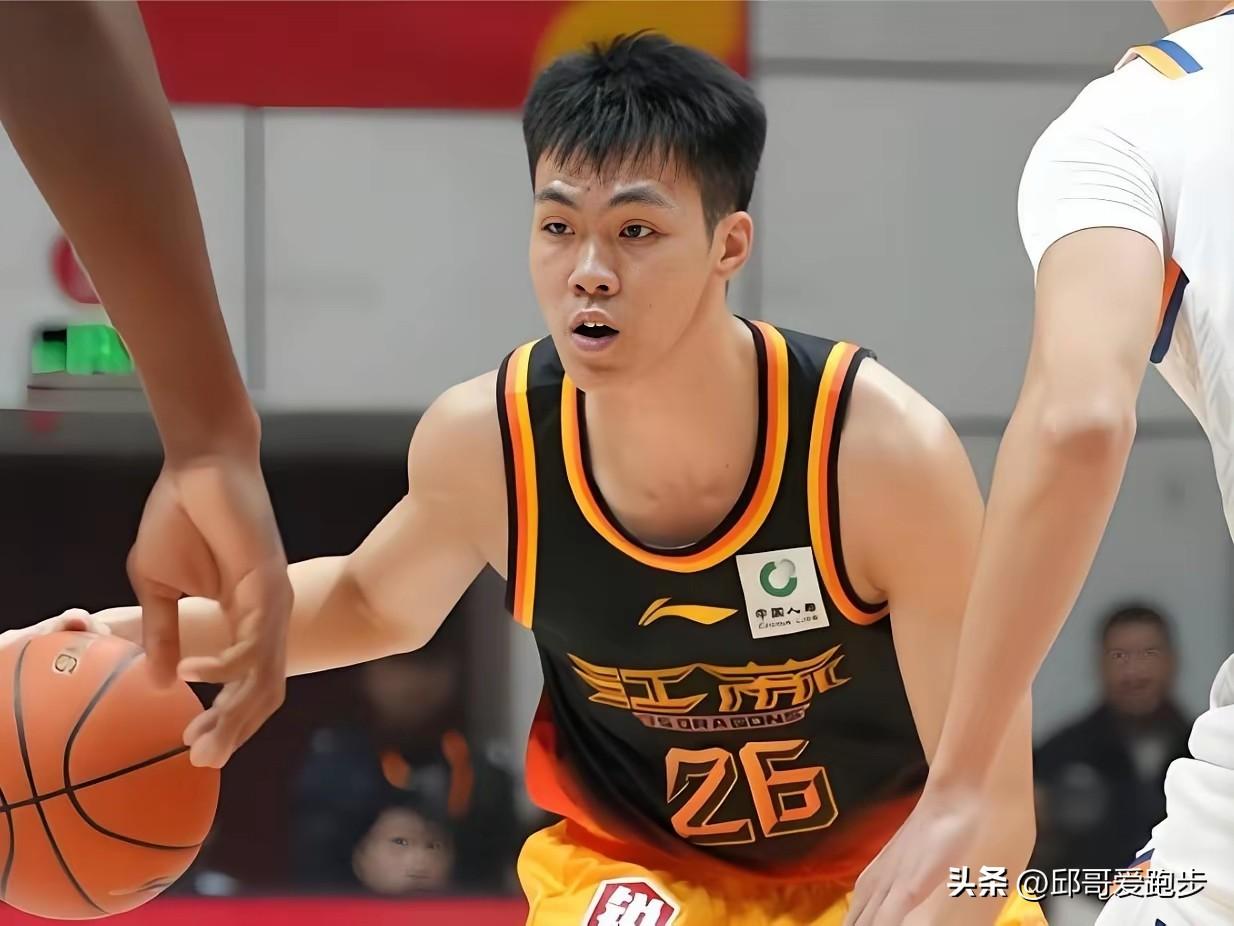 终于知道为什么老六进不了国家队了？
首先国家队目前有4个后卫！
需要冲击有赵睿，