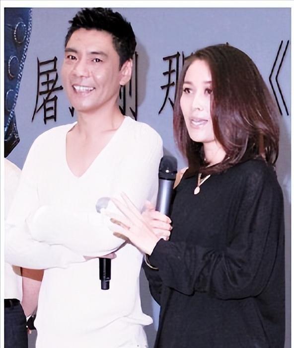 1989年，22岁的歌手屠洪刚在美国演出时，遇到了年仅19岁的中美混血美女黛西，