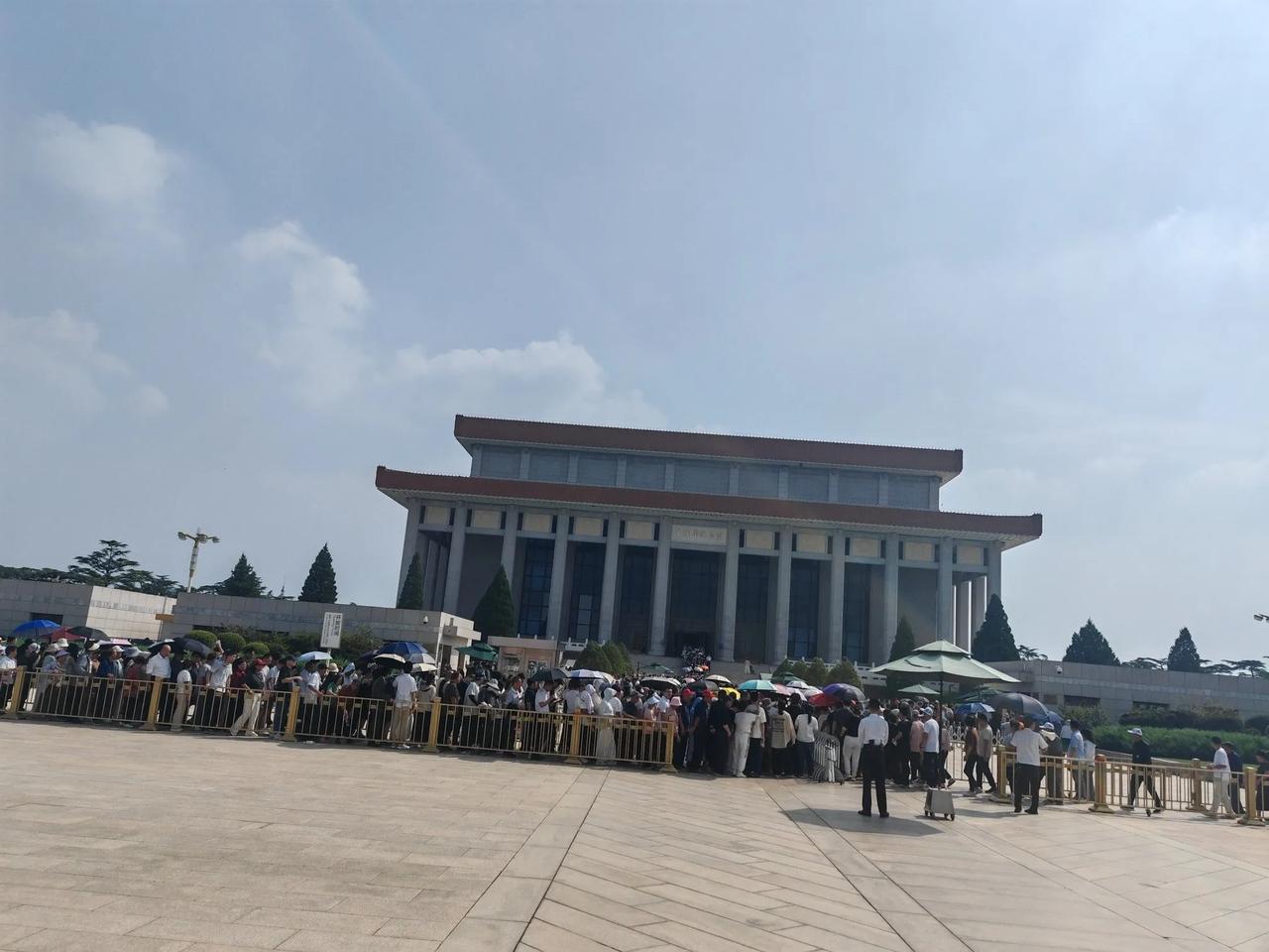 9月9日，缅怀主席，寄托哀思。
今天上午，我怀着无比崇敬和深切怀念的心情，来到了