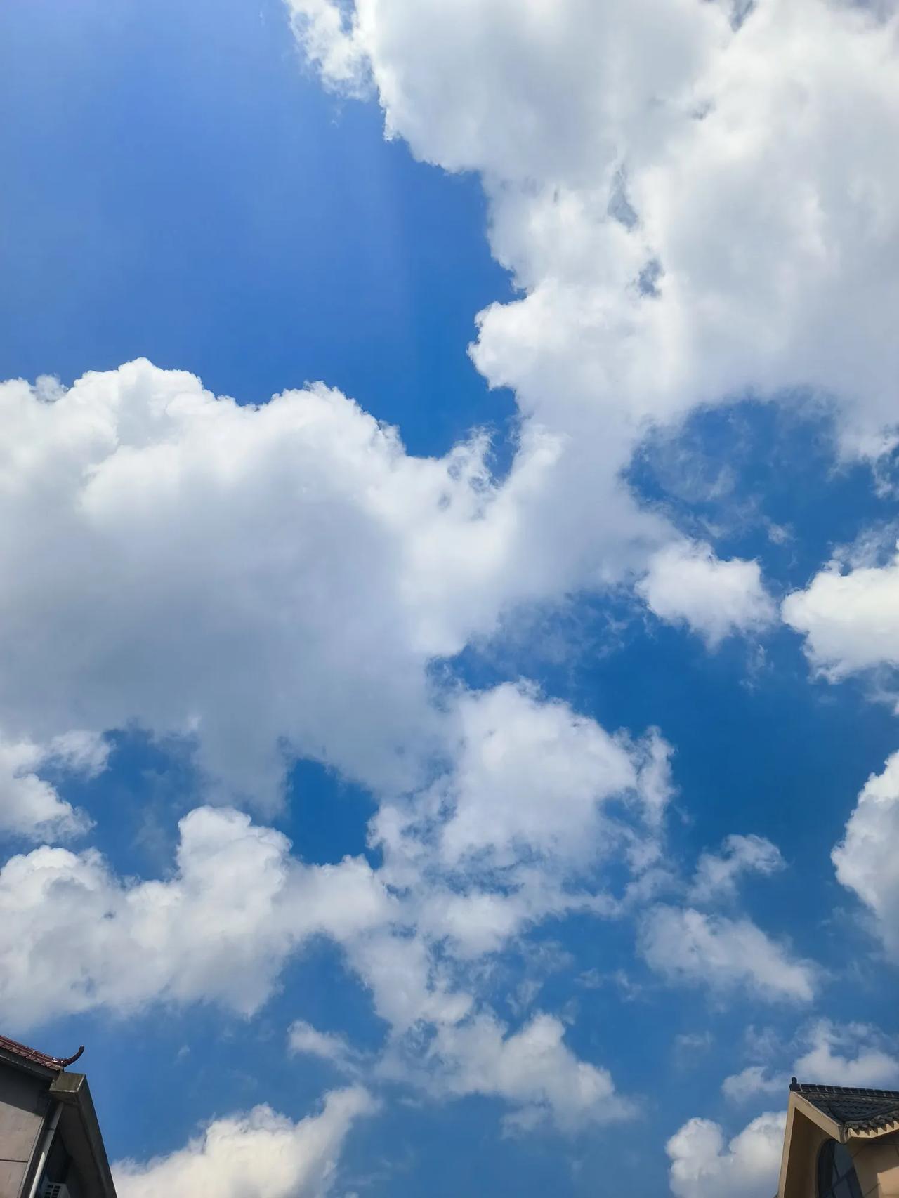 条件好的学校都会设置家长接待室或者是学生谈话室，有什么问题单独和学生家长交流，不