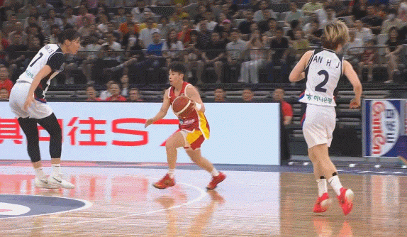半场结束🔚，中国女篮36-29韩国女篮。杨舒予5分3篮板1助攻；杨力维6分1篮