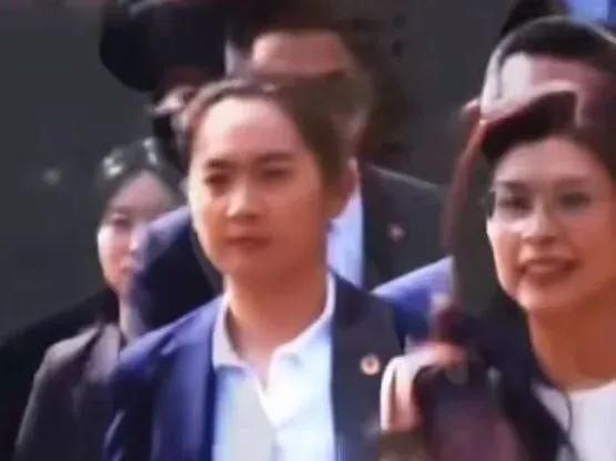 曾担任郑丽文全程护卫的女保镖在公安特勤挑战赛第一轮手枪速射中夺冠！

这件事确实