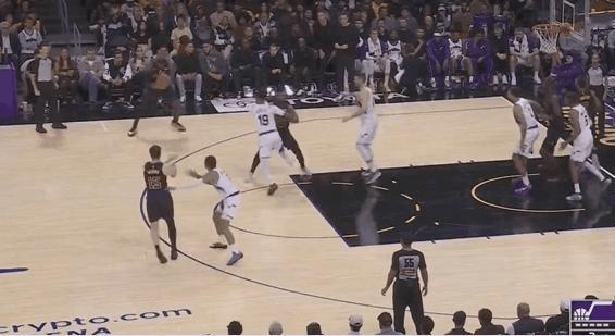 虽迟但到！詹姆斯命中复出后首球！
在今天NBA常规赛湖人对阵爵士的第二节比赛中，