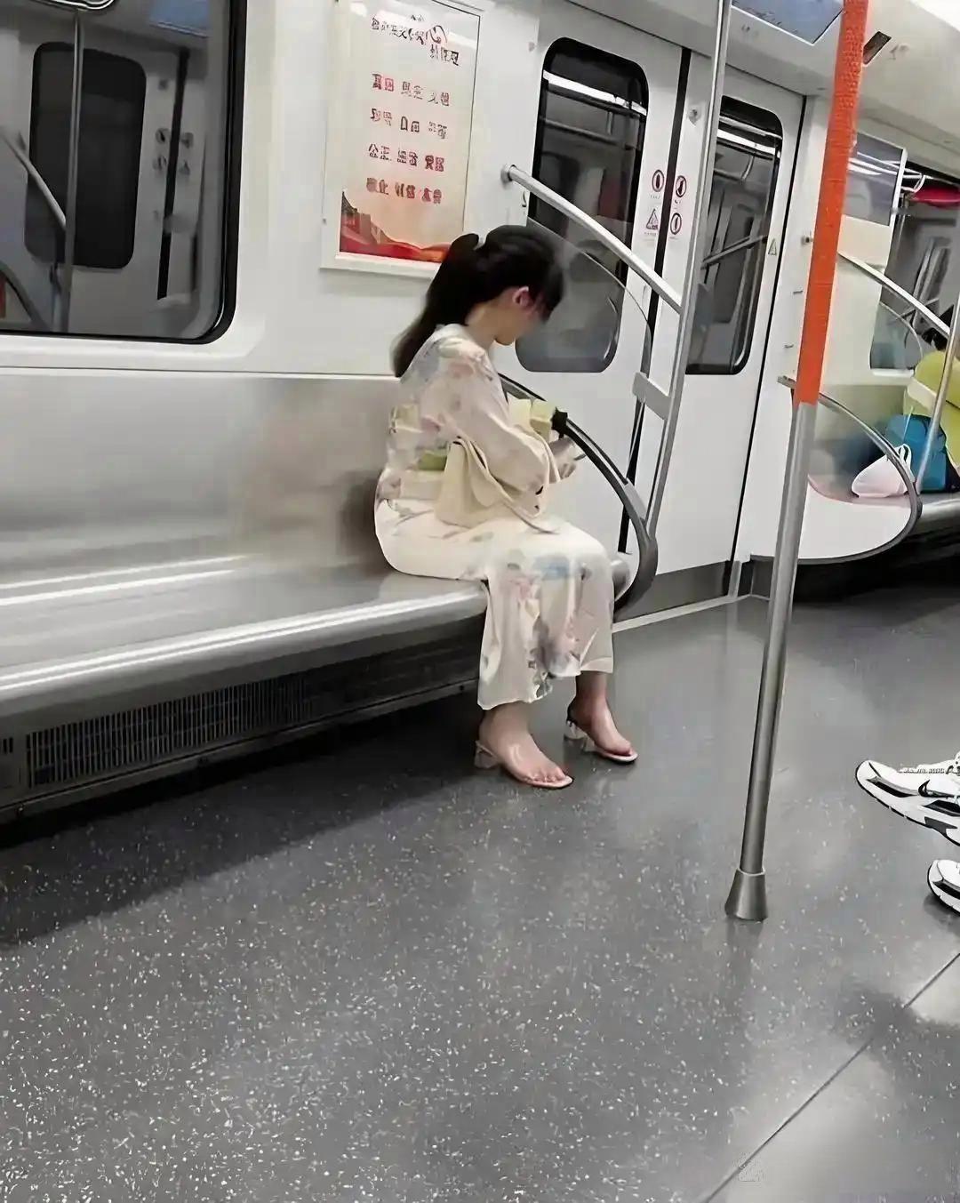 这大姨把旗袍改的挺特别