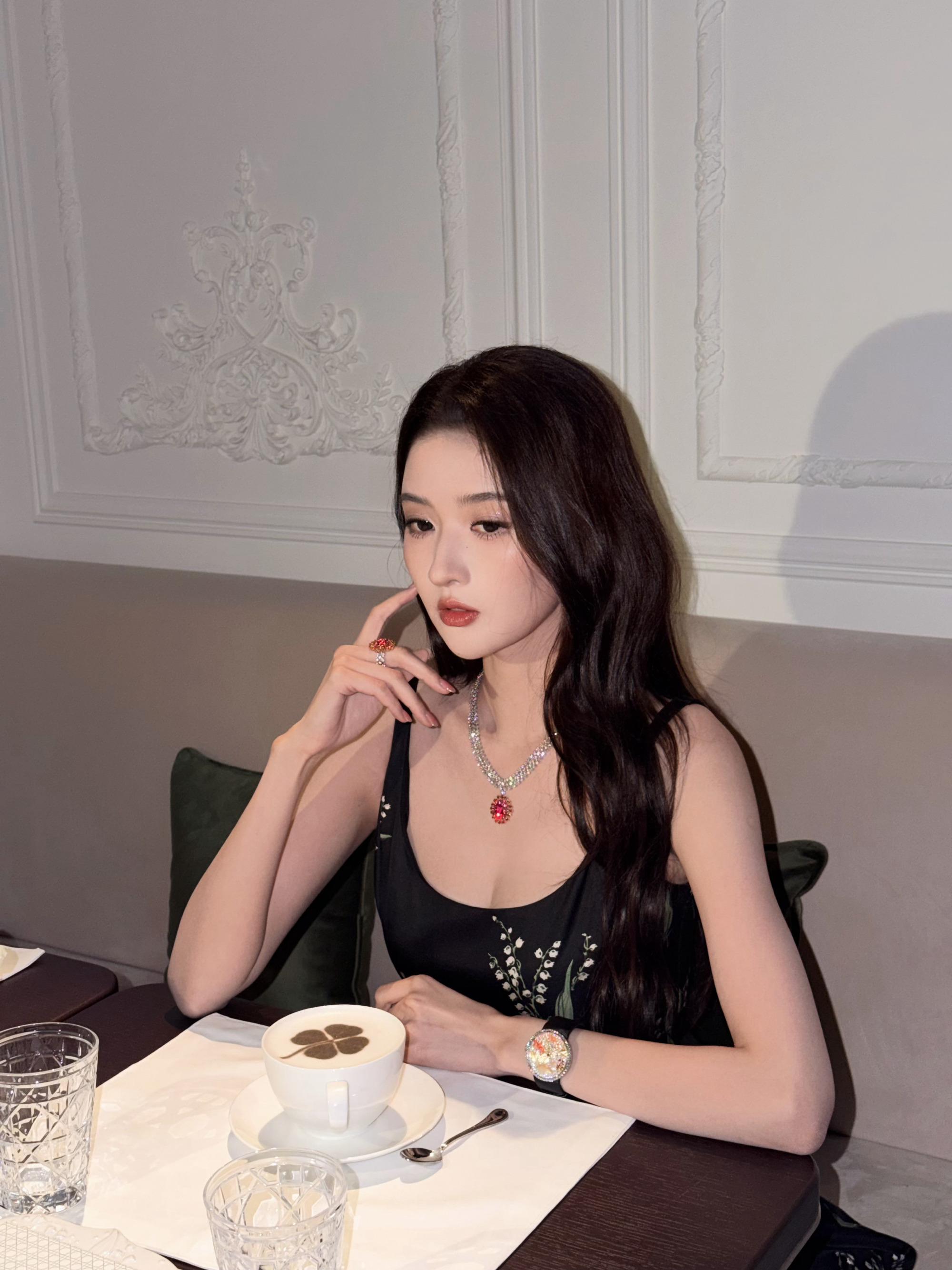 王玉雯铃兰黑裙氛围感王玉雯复古甜酷日常铃兰黑裙温柔又灵动，法式复古感直接拉满！在