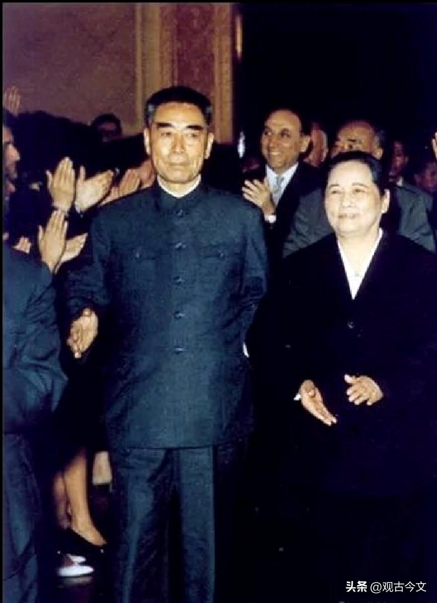 历史时光
宋庆龄女士（前右）与周恩来总理共同会见外宾时的场景
宋庆龄同志是中华人