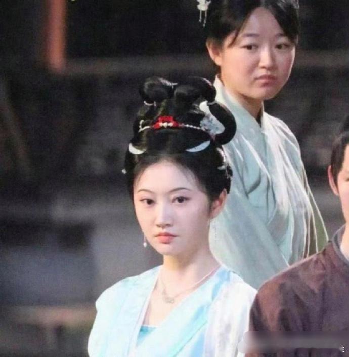 女群演看女主的这个眼神……很复杂啊 ​​​