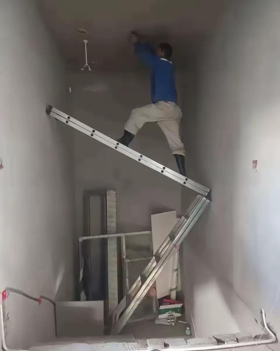 图中工人的这个操作
个人感觉非常不安全
梯子侧滑的风险太大