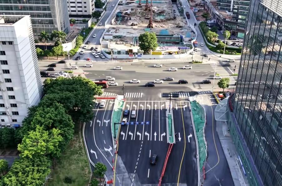 今天（9月30日）上午11点，兴业快线北段的梅华路地面永久出口，正式开放通行！ 