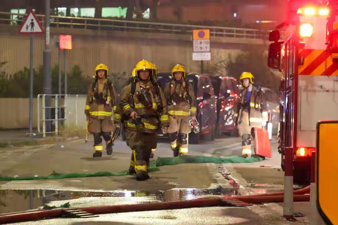 哪有什么岁月静好，
只不过有人替我们负重前行。
珍惜眼前人，珍惜当下。
明天和意