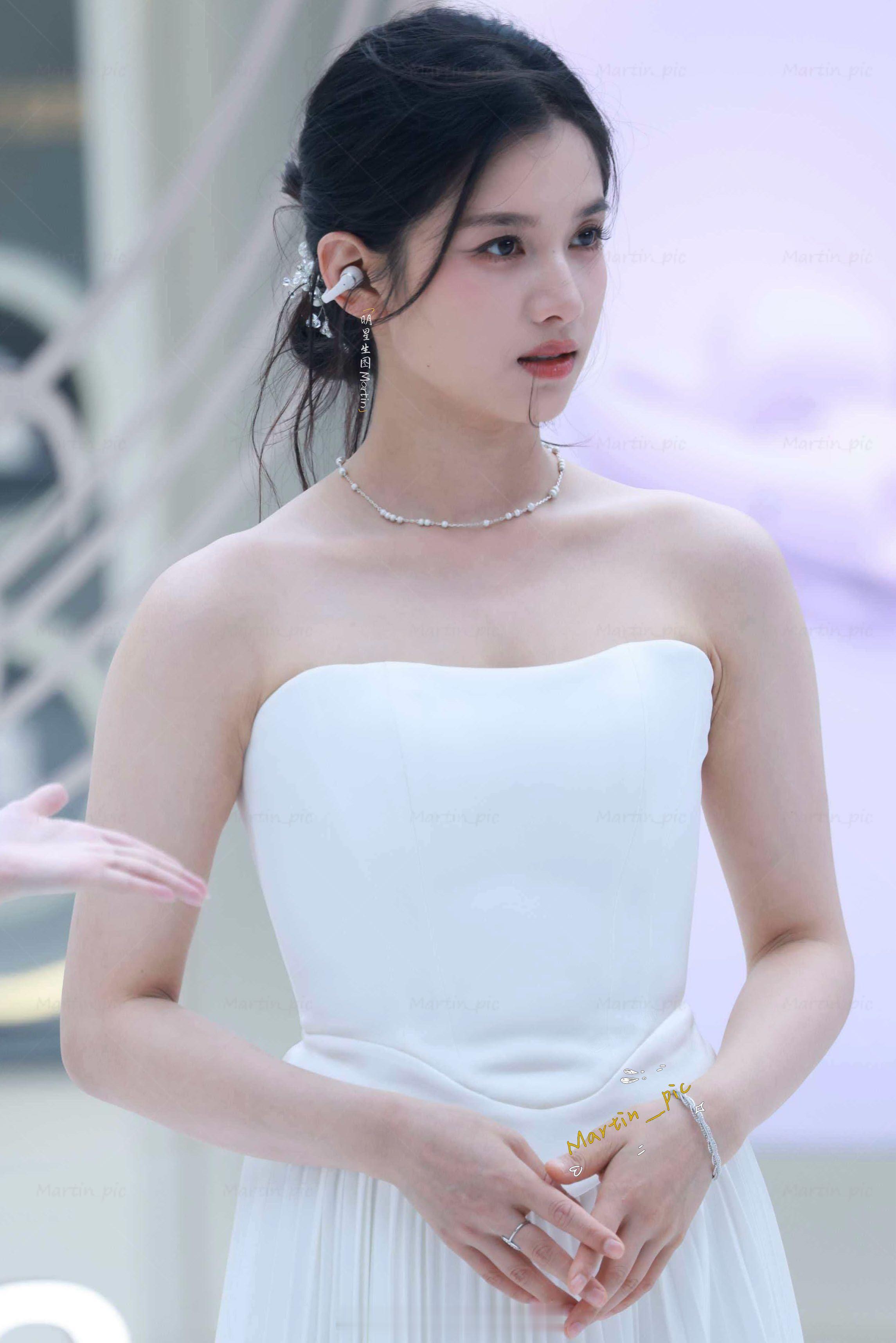张婧仪 张婧仪品牌活动生图白裙张婧仪真是氛围感拉满了～韶音全球品牌大使张婧仪  