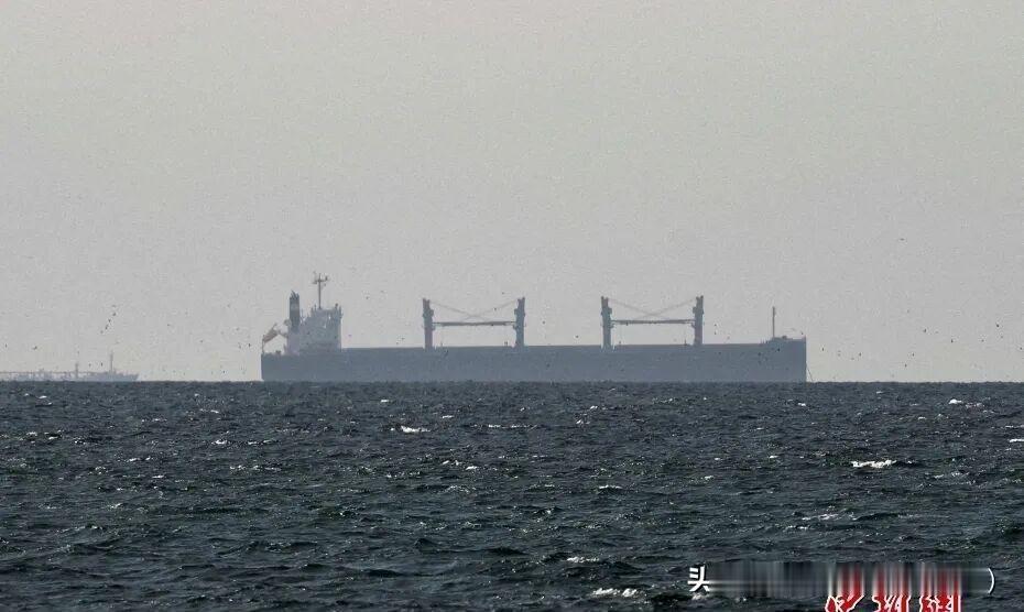 霍尔木兹海峡一天内开又关
美伊停火远没稳
刚看到海峡恢复通行，转头又传来严格管控