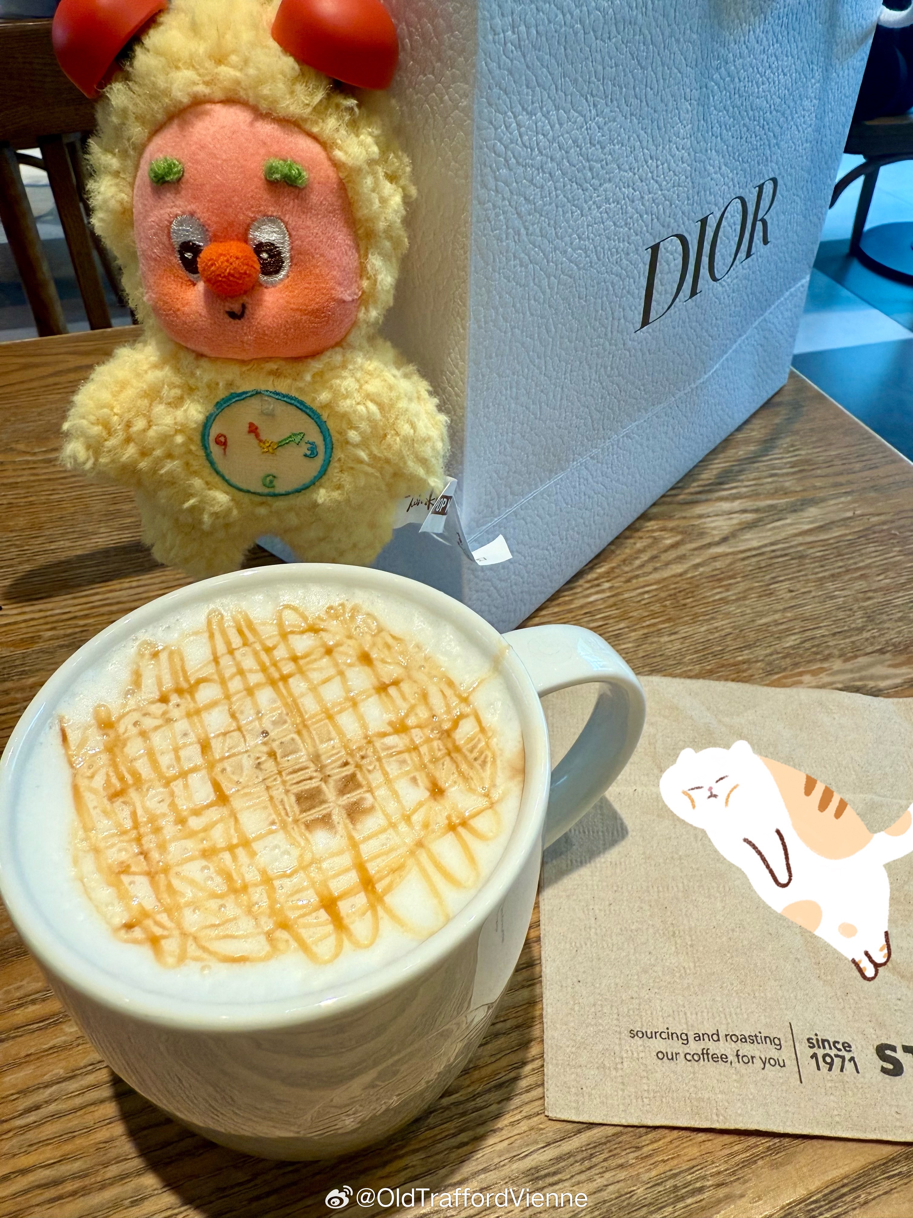 最近发现新加坡星巴克又开始限时了，买一杯饮料坐在店内的时间最长90分钟这是之前c