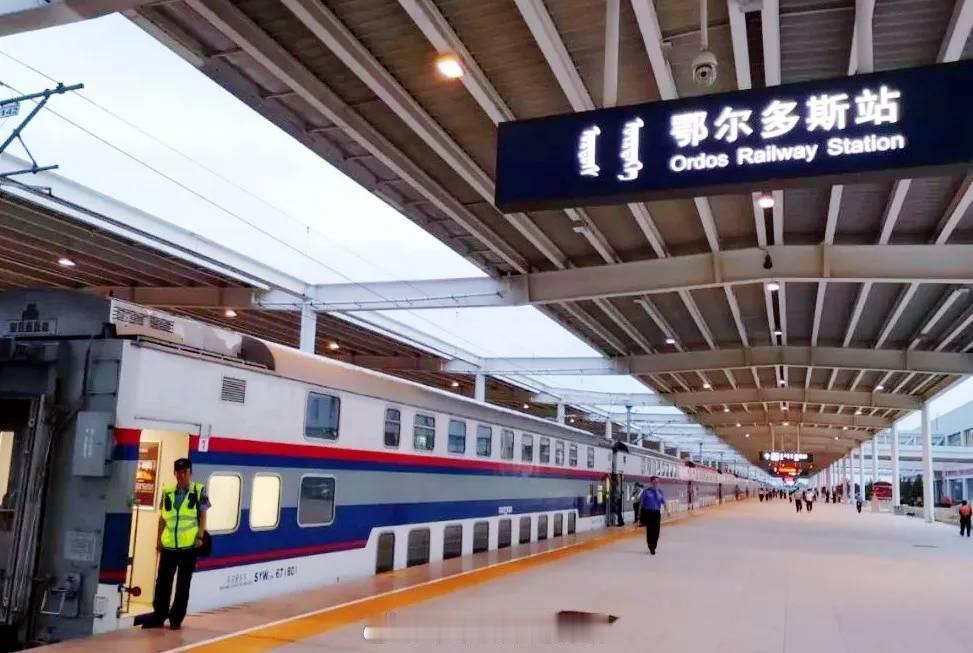 铁路,晚安 不要质疑你的付出，这些都是一种累积，它们会默默铺路，只为让你成为更优