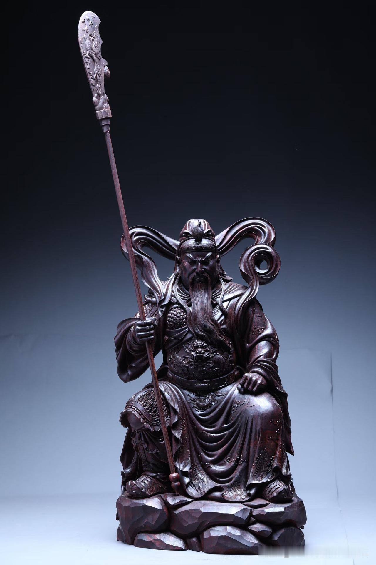 关公的威严，不一定要在挥刀征战时才能体现。

这尊小叶紫檀关公，头戴冠帽，身披甲