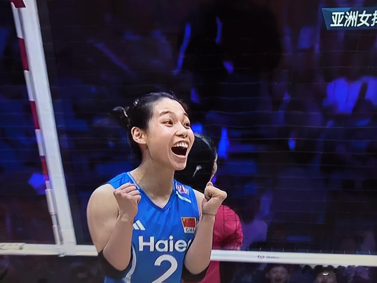 亚洲女排锦标赛半决赛，中国女排3：0横扫伊朗女排，与泰国女排会师决赛！
    
