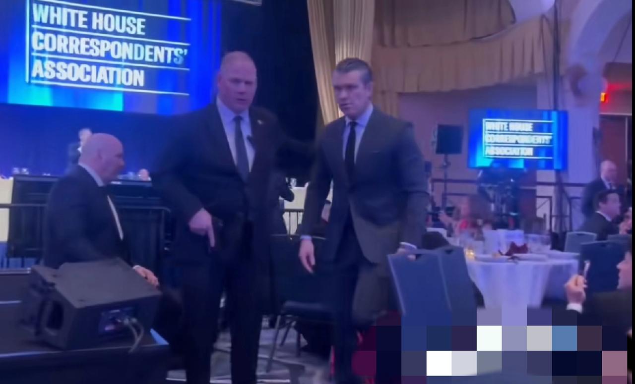 美国人对枪真淡定，白宫记者会突发枪击现场，女人们吓得藏桌子底下，一部分男人弯着腰