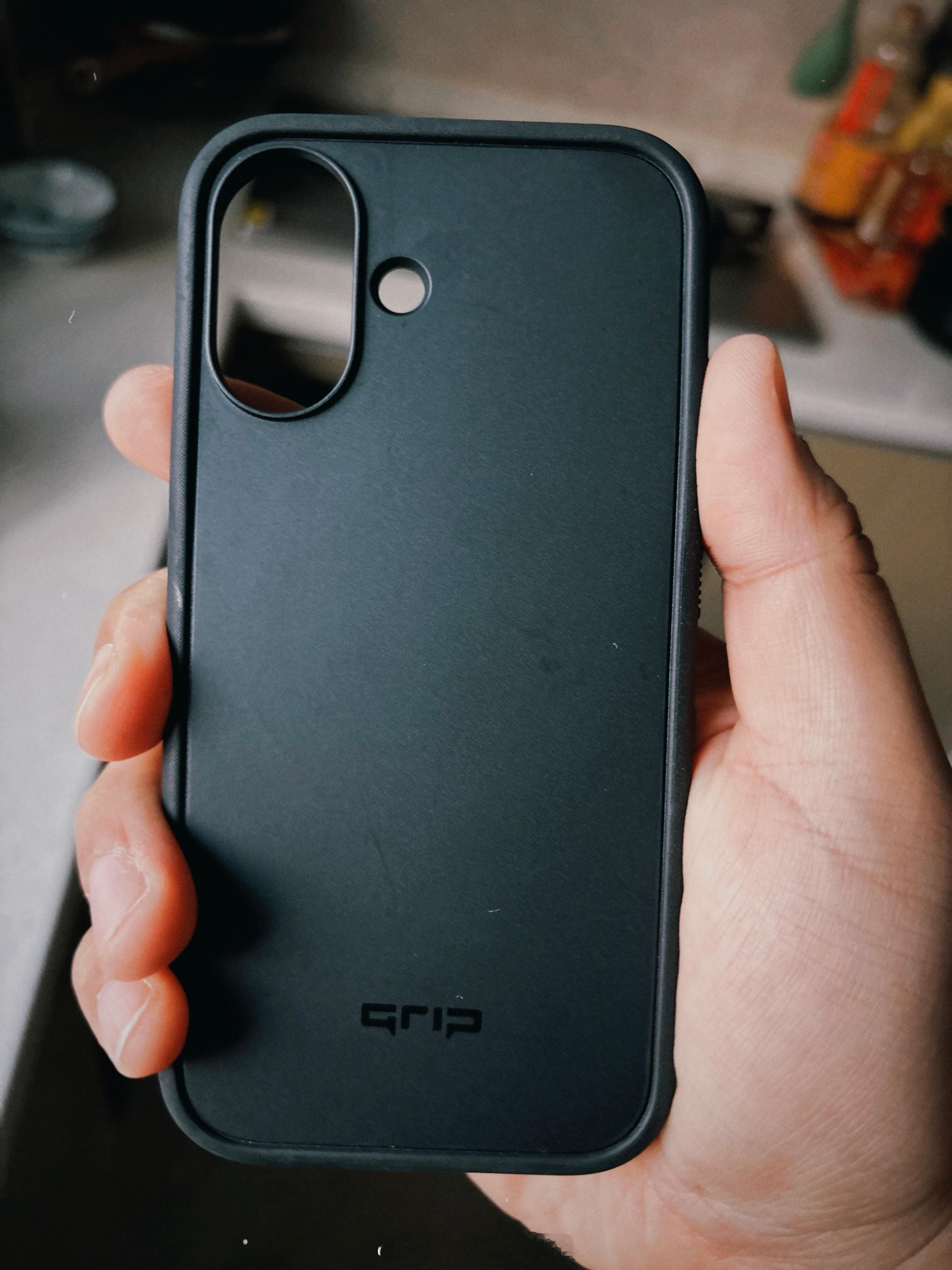 dbrand的手机壳到了，还真不错，没有我想象中那么厚，对侧边的保护做得非常好，