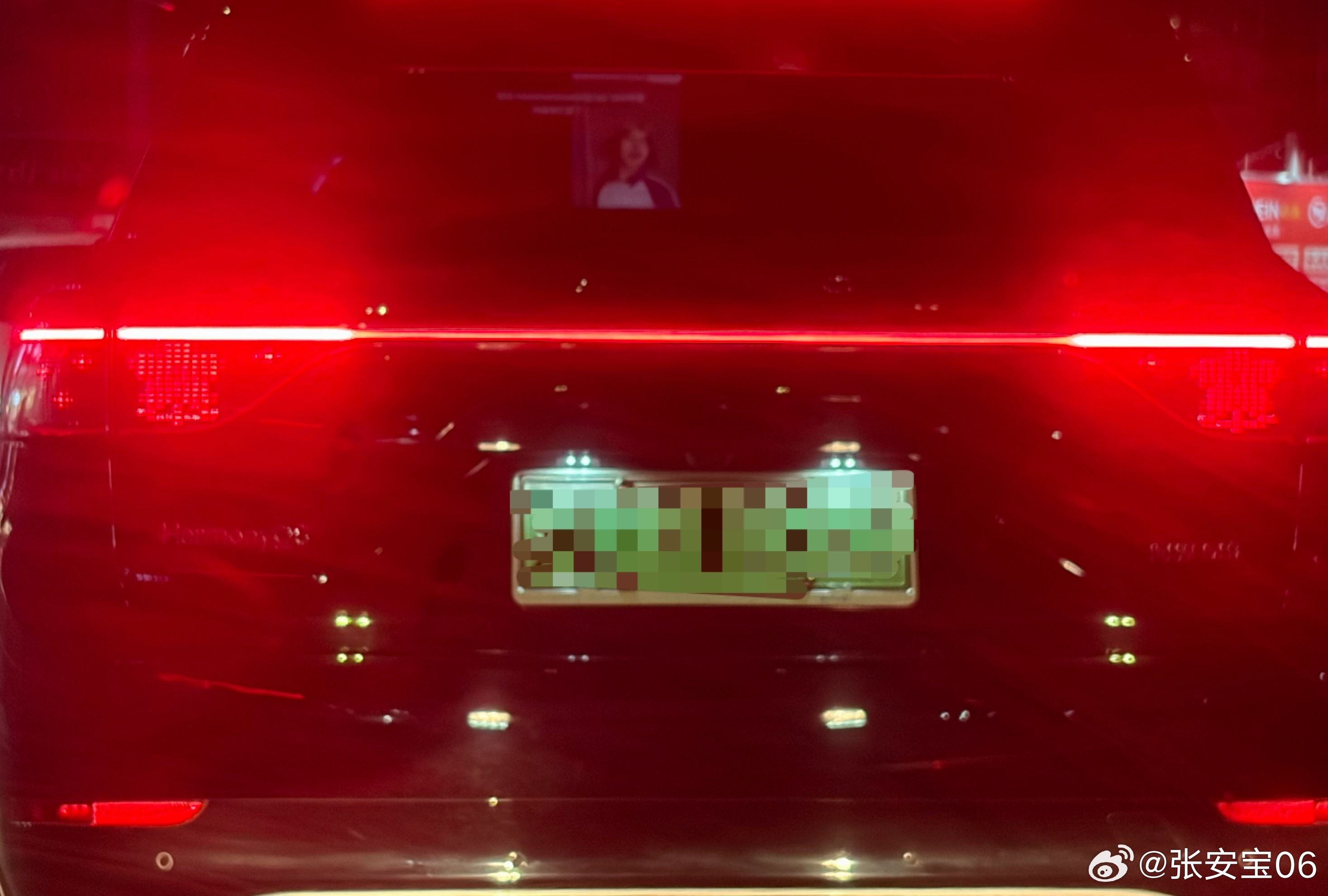接孩子回来路上，前面应该是校友家的车，里面放着短剧，儿子说这他看过，阵容比较强大