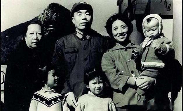 1948年，曾泽生长春率部起义，激怒蒋介石下令抓捕扣押他北平的妻儿做人质。国民党