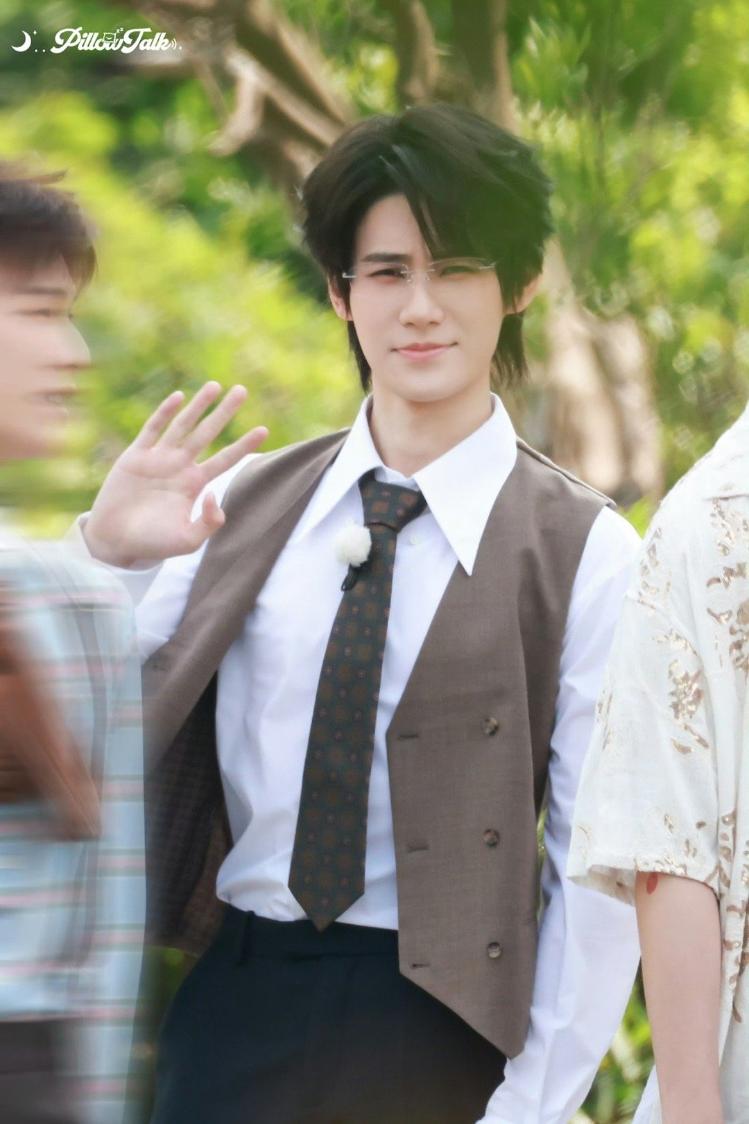 张真源你是要收购时代峰峻吗 谁懂啊，平时看惯了干干净净的少年张真源，突然来个蓄胡