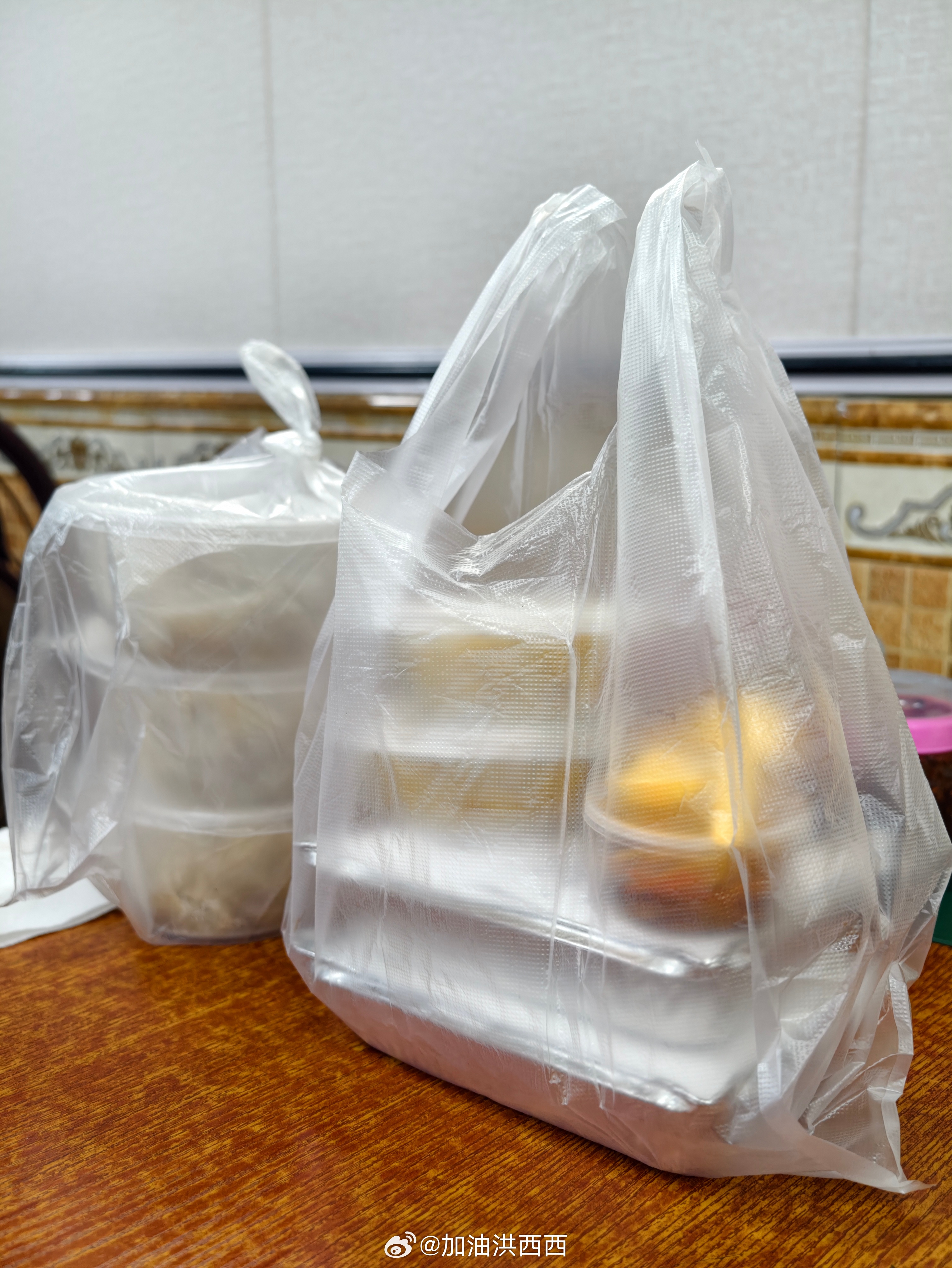 小时候姥姥经常给我做抓饭，她在克拉玛依跟当地人学的。不过我们那里没有黄萝卜，她就