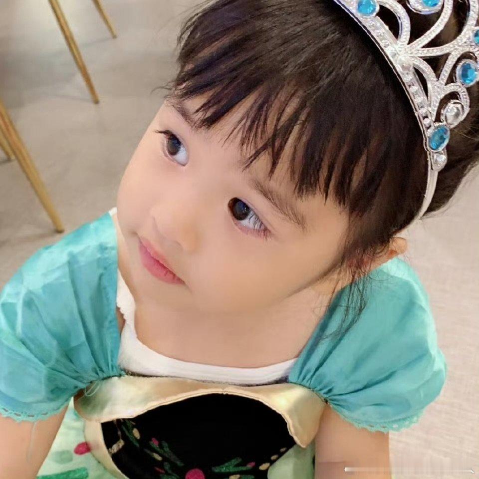 饺子真的从小到大面相都很好饺子像妈妈多一点饺子 ​​​