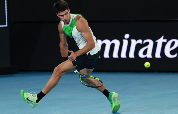 阿卡再次两破德约发球局6-3胜第三盘，大比分2-1领先