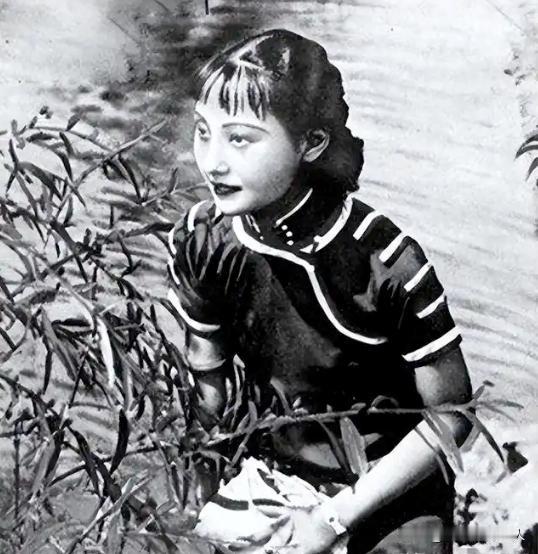 1978年，一伙人突然闯入一户农家，将张春莲带走，正当她丈夫发愣时，张春莲却淡定