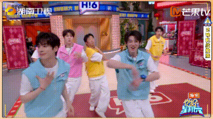 魏哲鸣一个滑铲就出现了  在抢镜头游戏里，魏哲鸣直接一个滑铲光速入镜，动作干脆又