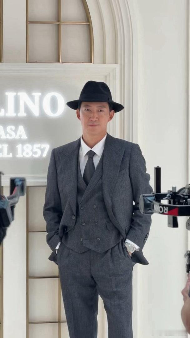 王阳教父造型王阳这就是年上西装男的魅力吗 被王阳的教父造型狠狠惊艳，利落西装衬得