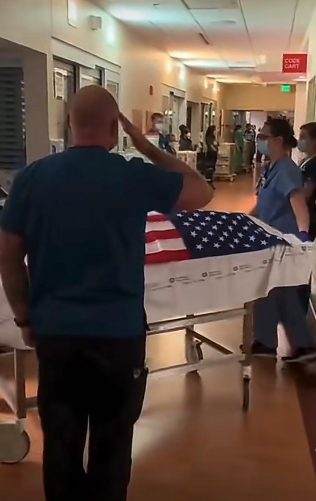 被边境巡逻队射杀的普雷蒂的同事、社区为其举行告别仪式。
1月25日，民众在事发地