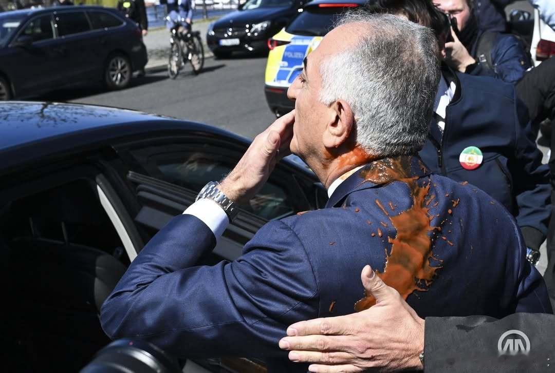 突发：礼萨·巴列维在德国柏林受到了“热烈欢迎”——一位伊朗同胞把一袋番茄酱，结结